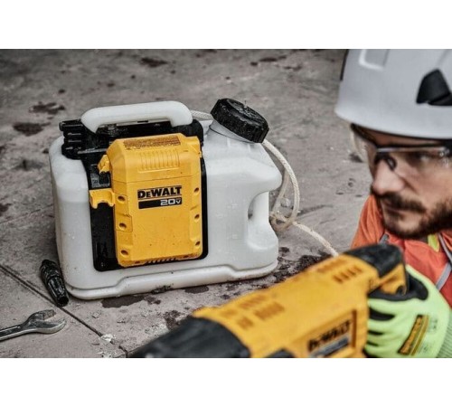 Водяний бак з помпою DeWALT DCE6820B