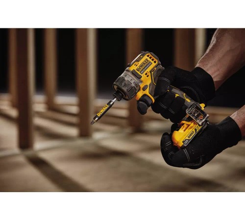 Шуруповерт аккумуляторный бесщеточный DeWALT DCF601D2