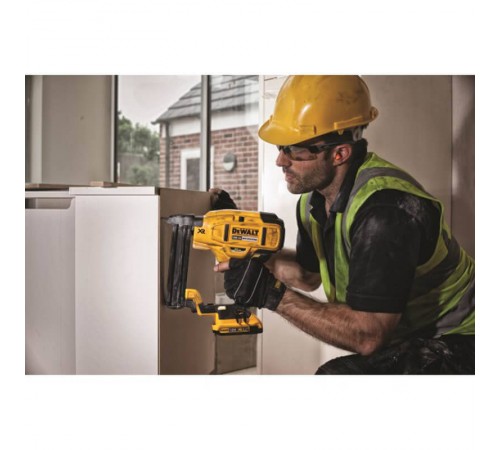 Акумуляторний скобозабивач DeWALT DCN681D2