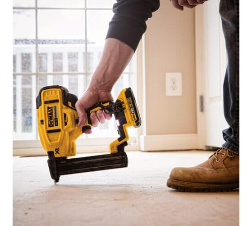 Аккумуляторный скобозабиватель DeWALT DCN681N